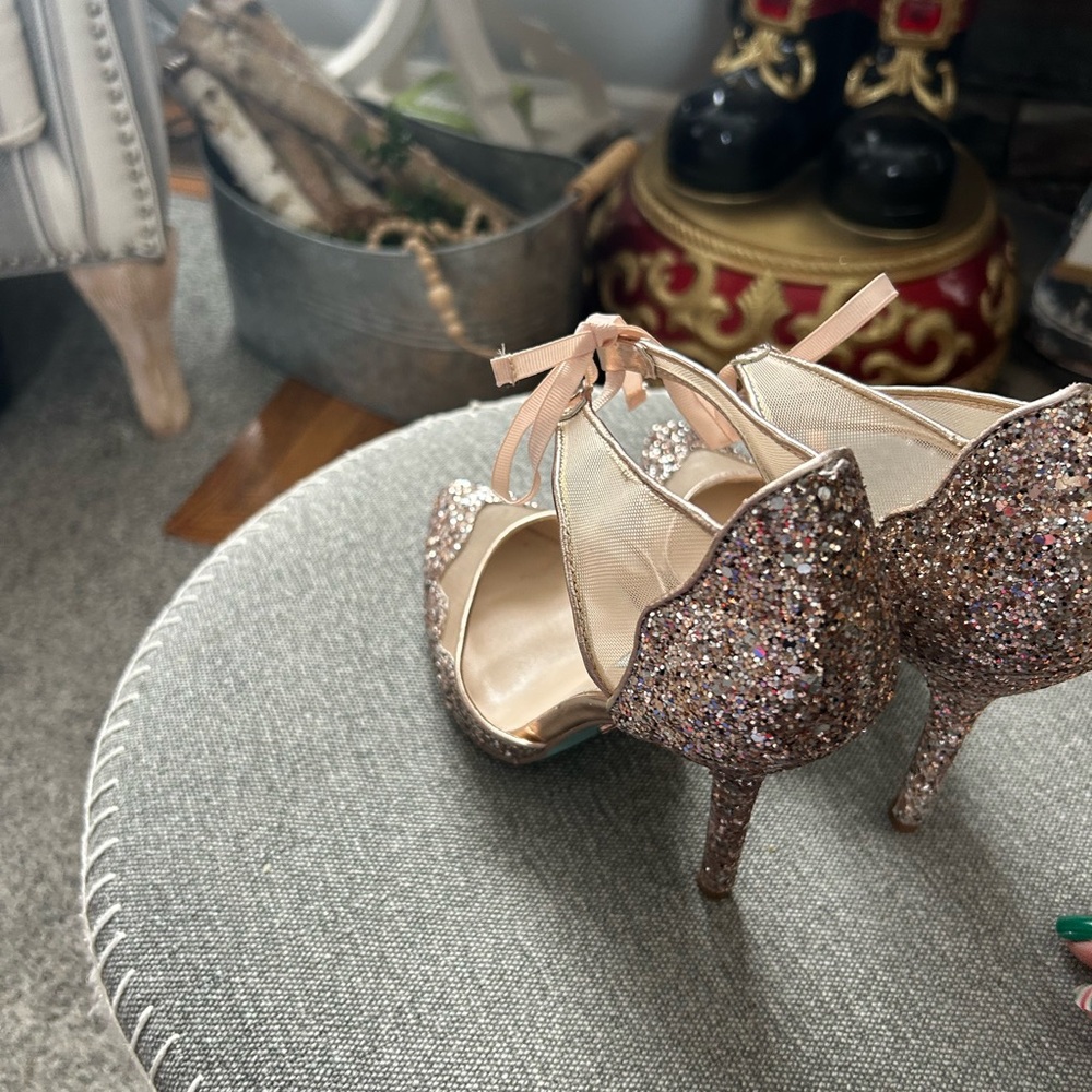 Elegant Glitter Pointed-Toe Heels - Picture 5 of 9